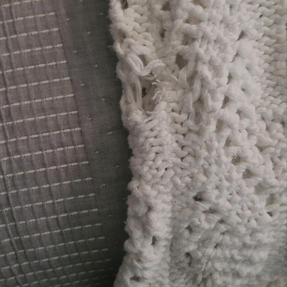 Beautiful 525 sweater w hood. Hp🔥🔥🔥 - Picture 3 of 10